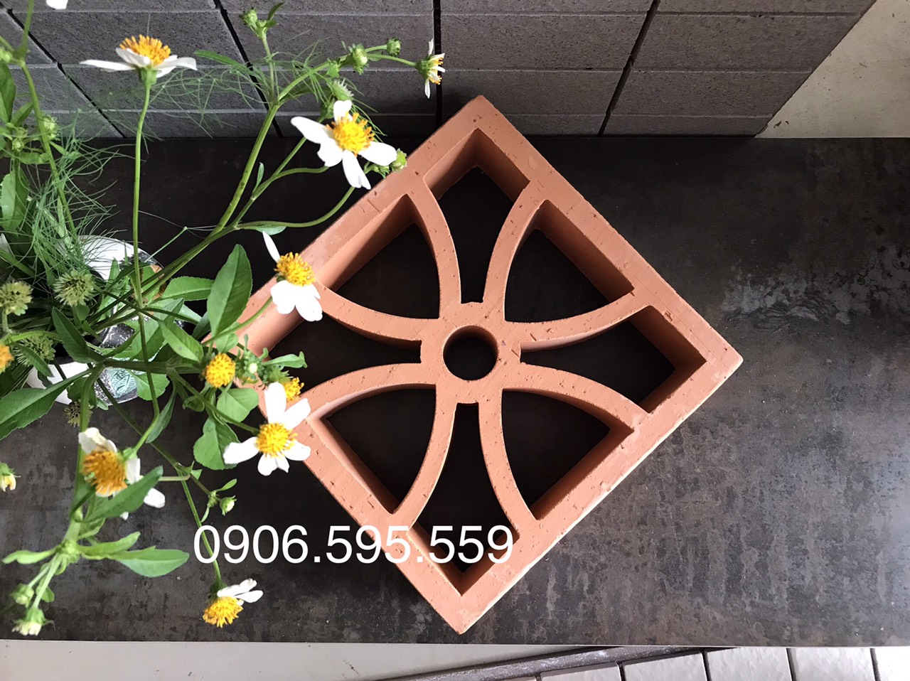 gạch bông gió tứ diệp 